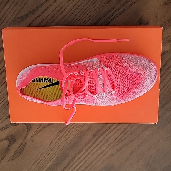 NIB Nike shoes - Picture 3 of 4